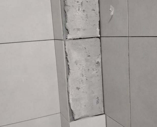 安乡瓷砖空鼓维修公司分享下瓷砖施工前基层浇水润湿程度不足，可能导致以下问题