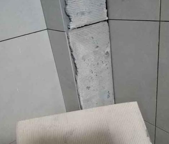 安乡瓷砖空鼓维修公司分享下厨房瓷砖脱落的补救措施。